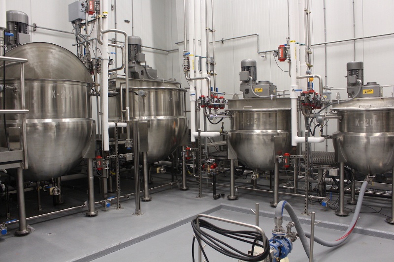 Kettles with mixers in fully automated system
